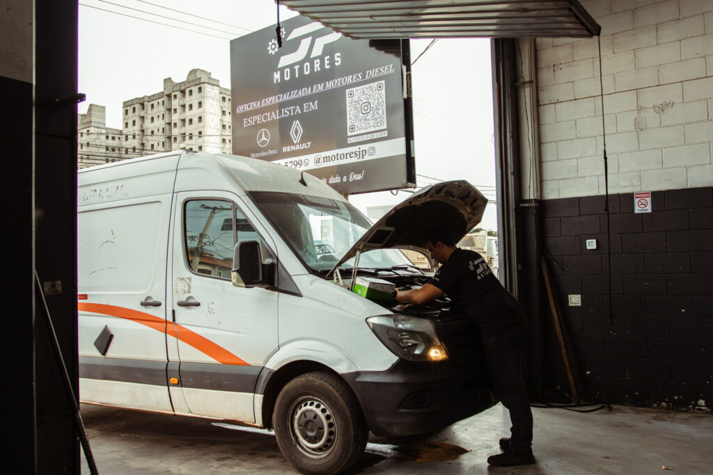 Olhando dentro do capo da Mercede-Benz Sprinter - JP MOTORES especialista em motores diesel.